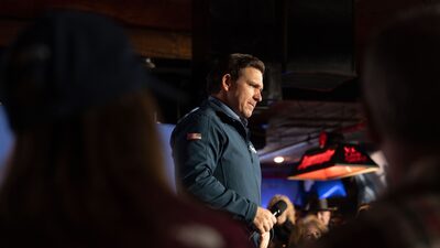 Republicano Ron DeSantis desiste de corrida à Casa Branca e apoia Trump Republicano Ron DeSantis desiste de corrida à Casa Branca e apoia Trump