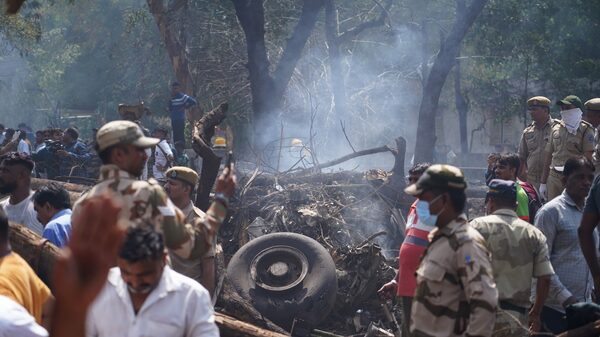 ‘Eu me levantei e corri’: o sobrevivente da queda do avião que matou 241 na Índia ‘Eu me levantei e corri’: o sobrevivente da queda do avião que matou 241 na Índia