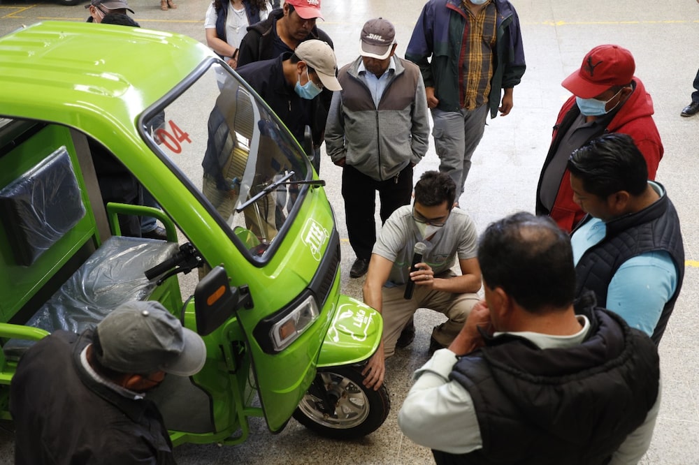 Un ejemplo es el proyecto piloto de Tuc Tucs eléctricos en el municipio de San Juan Comalapa, Chimaltenango, que apoya el MARN y otras instituciones. Un ejemplo es el proyecto piloto de Tuc Tucs eléctricos en el municipio de San Juan Comalapa, Chimaltenango, que apoya el MARN y otras instituciones.