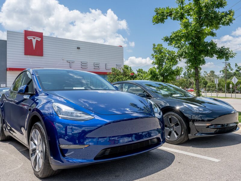 Un vehículo Tesla Modelo Y en venta en un concesionario Tesla el 31 de mayo de 2023 en Austin, Texas. Un vehículo Tesla Modelo Y en venta en un concesionario Tesla el 31 de mayo de 2023 en Austin, Texas.