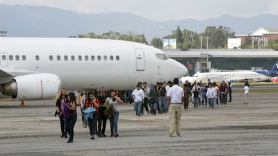EE.UU. prepara una flota de aviones propia para acelerar la deportación de inmigrantes EE.UU. prepara una flota de aviones propia para acelerar la deportación de inmigrantes