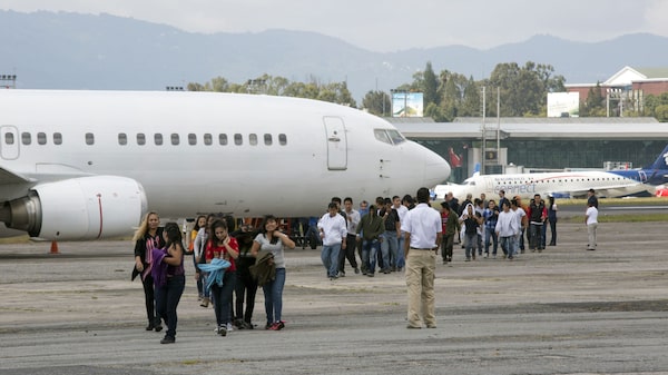 EE.UU. prepara una flota de aviones propia para acelerar la deportación de inmigrantes EE.UU. prepara una flota de aviones propia para acelerar la deportación de inmigrantes