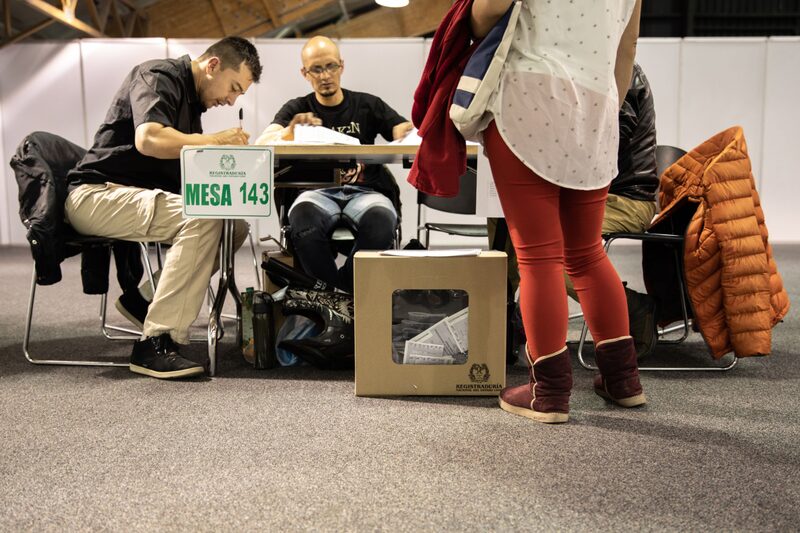 A pesquisa mais recente do instituto Invamer coloca Gustavo Petro (esquerda) com 40,6% das intenções de voto, enquanto Federico Gutiérrez obteria 27,1% e Rodolfo Hernández 20,9% – os dois de centro-direita A pesquisa mais recente do instituto Invamer coloca Gustavo Petro (esquerda) com 40,6% das intenções de voto, enquanto Federico Gutiérrez obteria 27,1% e Rodolfo Hernández 20,9% – os dois de centro-direita