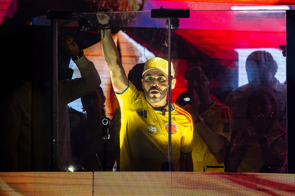 Abelardo de la Espriella usa la camiseta de la Selección Colombia tras su victoria en la primera vuelta el 31 de mayo de 2026. Abelardo de la Espriella usa la camiseta de la Selección Colombia tras su victoria en la primera vuelta el 31 de mayo de 2026.