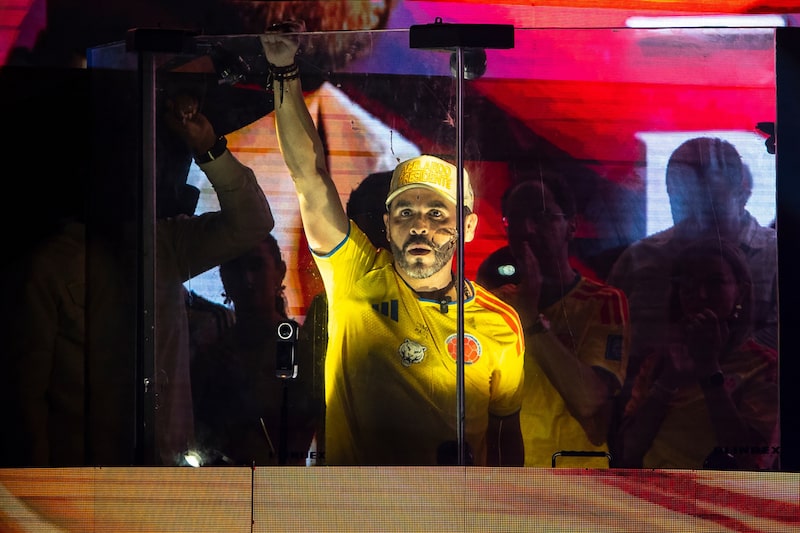 Abelardo de la Espriella usa la camiseta de la Selección Colombia tras su victoria en la primera vuelta el 31 de mayo de 2026. Abelardo de la Espriella usa la camiseta de la Selección Colombia tras su victoria en la primera vuelta el 31 de mayo de 2026.