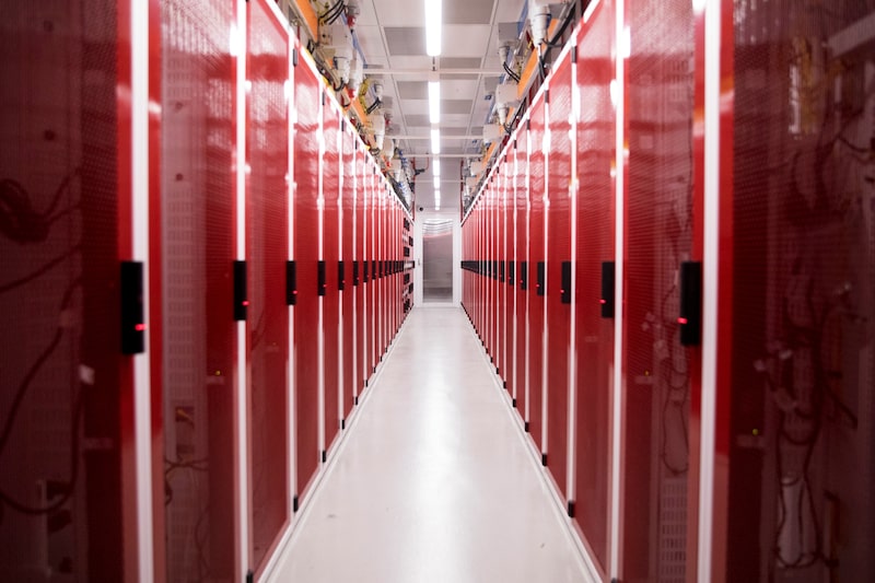 Pasillo de servidores en un centro de datos, infraestructura clave para el desarrollo de inteligencia artificial. Pasillo de servidores en un centro de datos, infraestructura clave para el desarrollo de inteligencia artificial.
