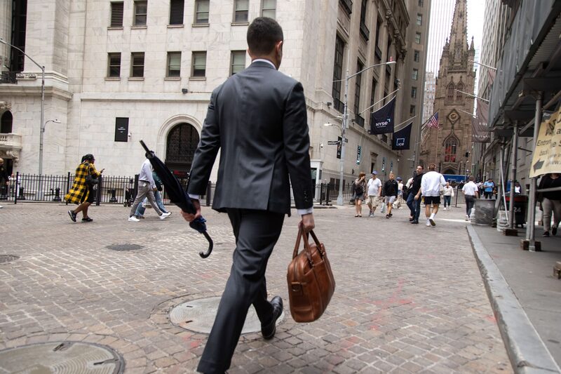 Los compradores apuestan a que unos costes de endeudamiento más bajos permitirán a las empresas cargadas de deuda refinanciarse y retrasar sus vencimientos, limitando los impagos y respaldando las valoraciones. Los compradores apuestan a que unos costes de endeudamiento más bajos permitirán a las empresas cargadas de deuda refinanciarse y retrasar sus vencimientos, limitando los impagos y respaldando las valoraciones.