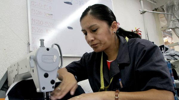 El desempleo en Chile baja a 7,7% en el trimestre móvil febrero-abril El desempleo en Chile baja a 7,7% en el trimestre móvil febrero-abril