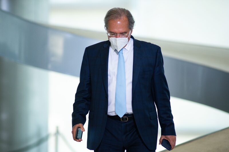 Ministro Paulo Guedes afirma que ruído político impede recuo do dólar Ministro Paulo Guedes afirma que ruído político impede recuo do dólar