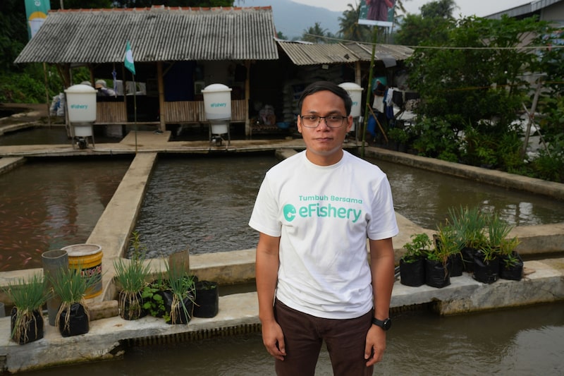 Gibran Huzaifah em uma área de criação de peixes e camarões em Subang Regency, em West Java, na Indonésia: startup avaliada em US$ 1,4 bilhão (Foto: Dimas Ardian/Bloomberg) Gibran Huzaifah em uma área de criação de peixes e camarões em Subang Regency, em West Java, na Indonésia: startup avaliada em US$ 1,4 bilhão (Foto: Dimas Ardian/Bloomberg)