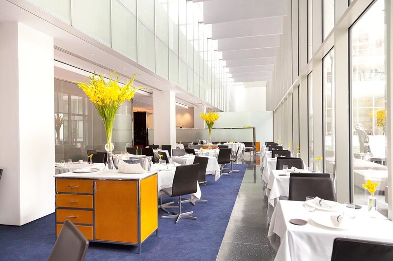 El comedor del Modern con vistas al jardín de esculturas del MoMA requerirá que los asistentes muestren una tarjeta física de la vacuna de covid, una foto de la misma, o use el Pase Excelsior del estado de Nueva York digital. El comedor del Modern con vistas al jardín de esculturas del MoMA requerirá que los asistentes muestren una tarjeta física de la vacuna de covid, una foto de la misma, o use el Pase Excelsior del estado de Nueva York digital.