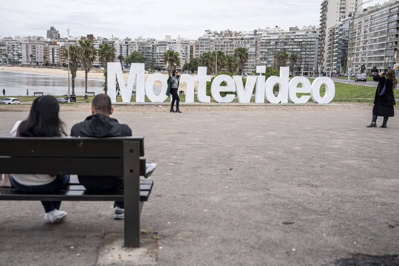 Turistas en Playa Pocitos, Montevideo. Turistas en Playa Pocitos, Montevideo.