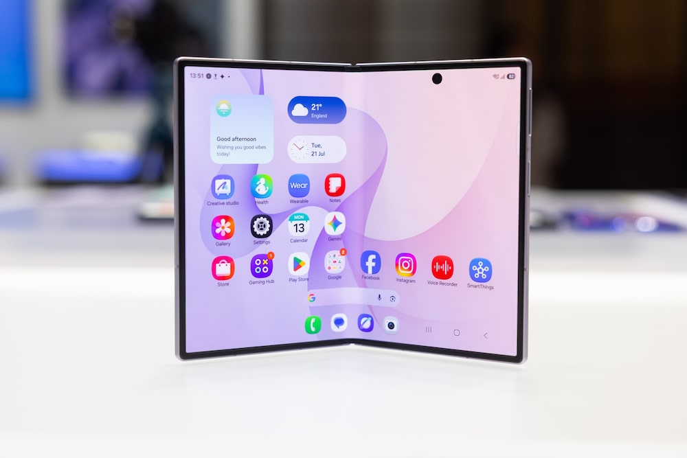 Na foto, o Galaxy Z Fold 8, da Samsung. O primeiro dobrável da Apple deve ter formato parecido, com tela interna grande e uma pequena tela externa, e ficar do tamanho de um passaporte quando fechado. Na foto, o Galaxy Z Fold 8, da Samsung. O primeiro dobrável da Apple deve ter formato parecido, com tela interna grande e uma pequena tela externa, e ficar do tamanho de um passaporte quando fechado.