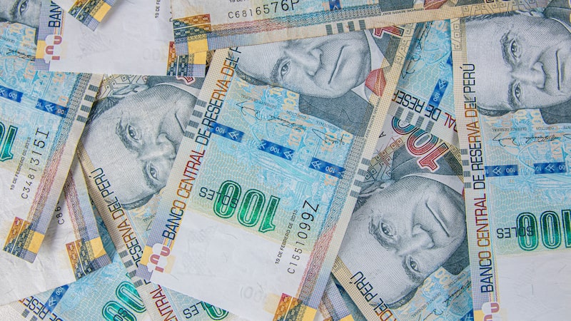 Dólar en Perú se dispara y la bolsa cae más de 4% tras avance de candidato de izquierda Dólar en Perú se dispara y la bolsa cae más de 4% tras avance de candidato de izquierda