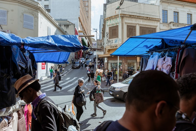Unos compradores pasan por delante de unas tiendas en São Paulo. Fotógrafo: Tuane Fernandes/Bloomberg Unos compradores pasan por delante de unas tiendas en São Paulo. Fotógrafo: Tuane Fernandes/Bloomberg