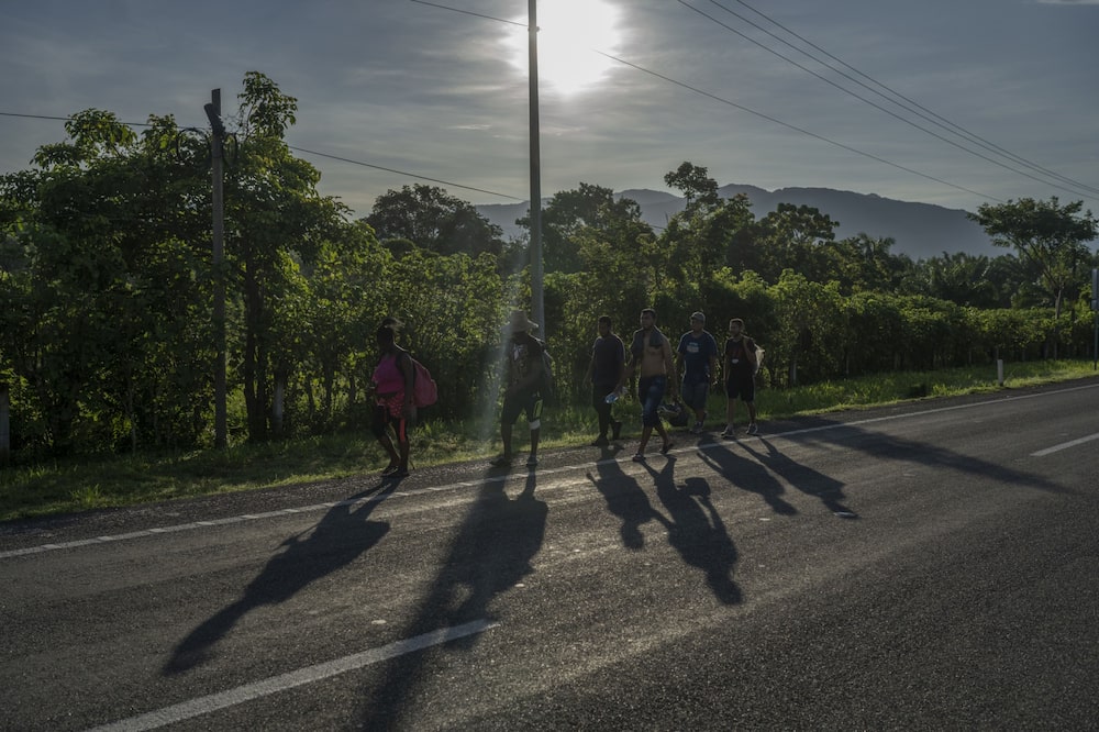 Migrantes venezolanos caminan por la carretera cerca de Huixtla, estado de Chiapas, México, el jueves 2 de septiembre de 2021. Migrantes venezolanos caminan por la carretera cerca de Huixtla, estado de Chiapas, México, el jueves 2 de septiembre de 2021.