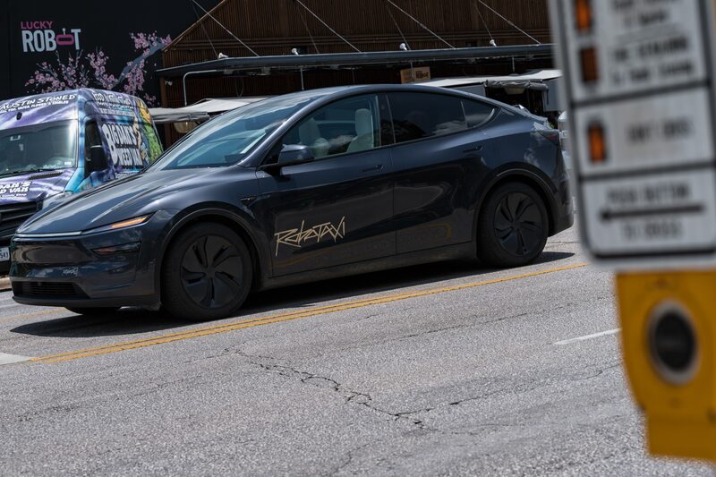 Robôtáxi da Tesla em teste na última sexta-feira (20) na cidade de Austin, no Texas: expectativa de ampliar gradualmente o serviço Robôtáxi da Tesla em teste na última sexta-feira (20) na cidade de Austin, no Texas: expectativa de ampliar gradualmente o serviço