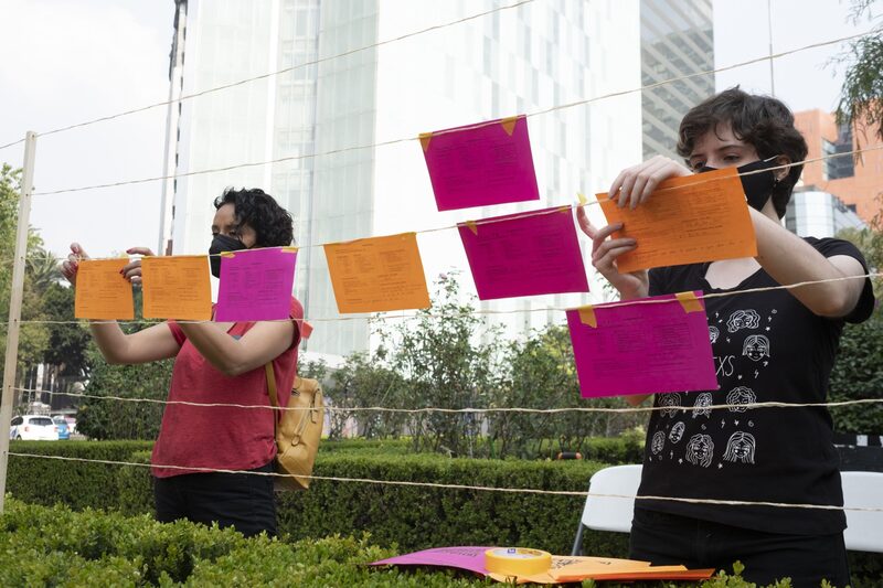 Manifestantes penduram cartões detalhando casos de violência contra as mulheres antes de protesto no Dia Internacional pela Eliminação da Violência contra as Mulheres na Cidade do México Manifestantes penduram cartões detalhando casos de violência contra as mulheres antes de protesto no Dia Internacional pela Eliminação da Violência contra as Mulheres na Cidade do México