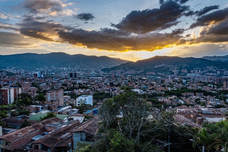 Edificios en Medellín, Colombia, el miércoles 16 de julio de 2025. Es probable que la actividad económica colombiana haya caído un 2,2 % interanual en mayo, aunque la industria manufacturera y la construcción registraron un aumento del 1,4 % en abril con respecto al mes anterior, tras haber descendido en marzo y febrero. Edificios en Medellín, Colombia, el miércoles 16 de julio de 2025. Es probable que la actividad económica colombiana haya caído un 2,2 % interanual en mayo, aunque la industria manufacturera y la construcción registraron un aumento del 1,4 % en abril con respecto al mes anterior, tras haber descendido en marzo y febrero.