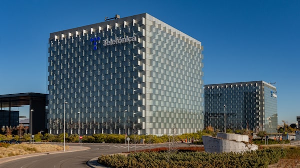 Telefónica recortará 5.500 empleos con un costo total de US$2.900 millones Telefónica recortará 5.500 empleos con un costo total de US$2.900 millones