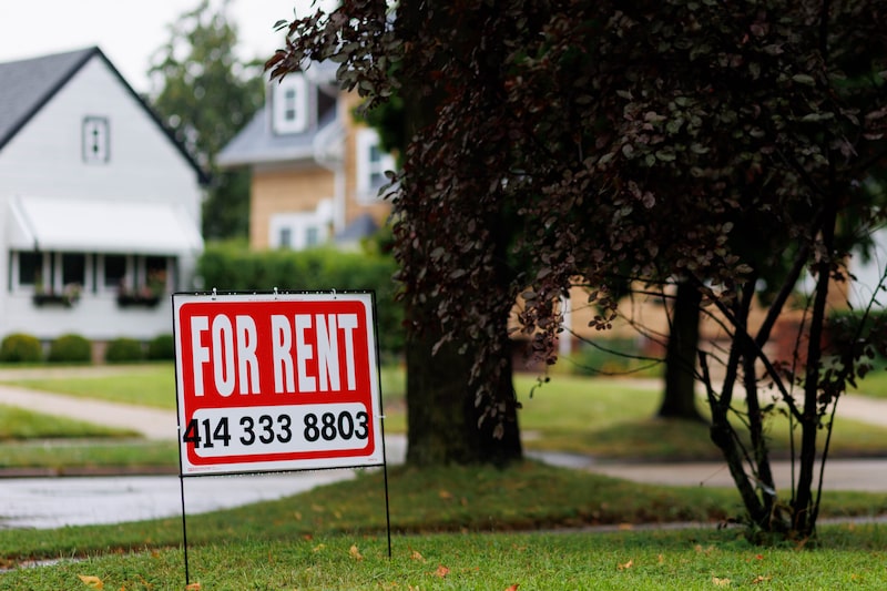 Un cartel que anuncia una casa en alquiler. Un cartel que anuncia una casa en alquiler.