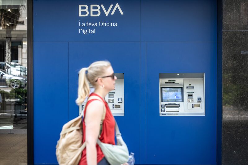 Una sucursal bancaria de BBVA en Barcelona, España. Fotógrafo: Ángel García/Bloomberg. Una sucursal bancaria de BBVA en Barcelona, España. Fotógrafo: Ángel García/Bloomberg.