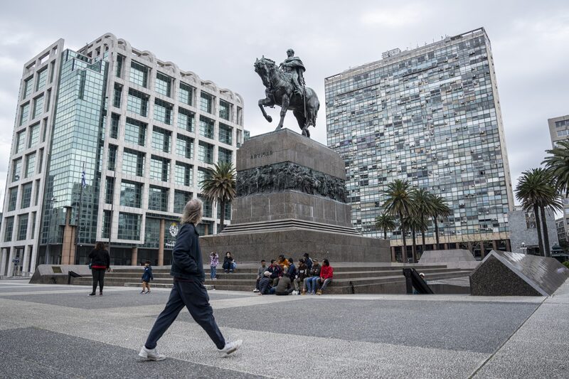 La presidencia y todos los escaños del Congreso están en juego en las elecciones generales que se celebran una vez cada cinco años y en las que el voto es obligatorio para los 2,7 millones de electores registrados en Uruguay. La presidencia y todos los escaños del Congreso están en juego en las elecciones generales que se celebran una vez cada cinco años y en las que el voto es obligatorio para los 2,7 millones de electores registrados en Uruguay.