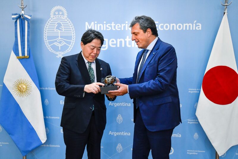 El canciller de Japón, Yoshimasa Hayashi, y Sergio Massa El canciller de Japón, Yoshimasa Hayashi, y Sergio Massa