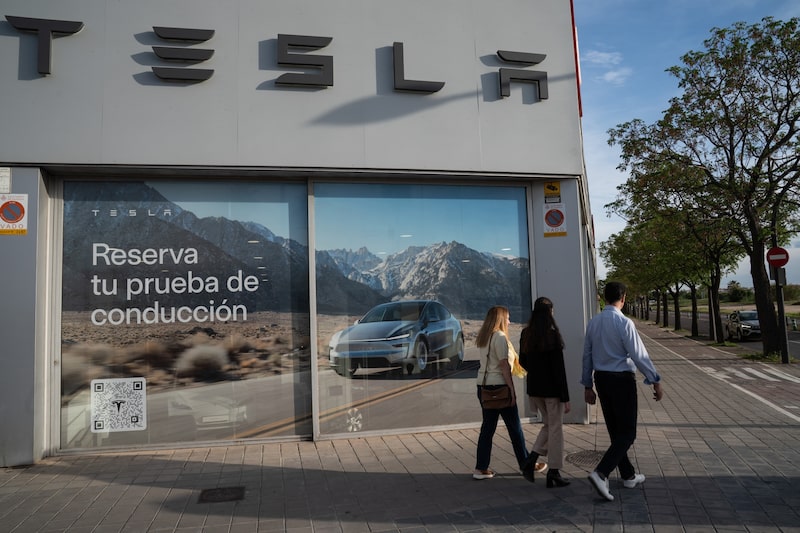Un concesionario de Tesla en Valencia, España. Fotógrafo: Michael Robinson Chavez/Bloomberg Un concesionario de Tesla en Valencia, España. Fotógrafo: Michael Robinson Chavez/Bloomberg