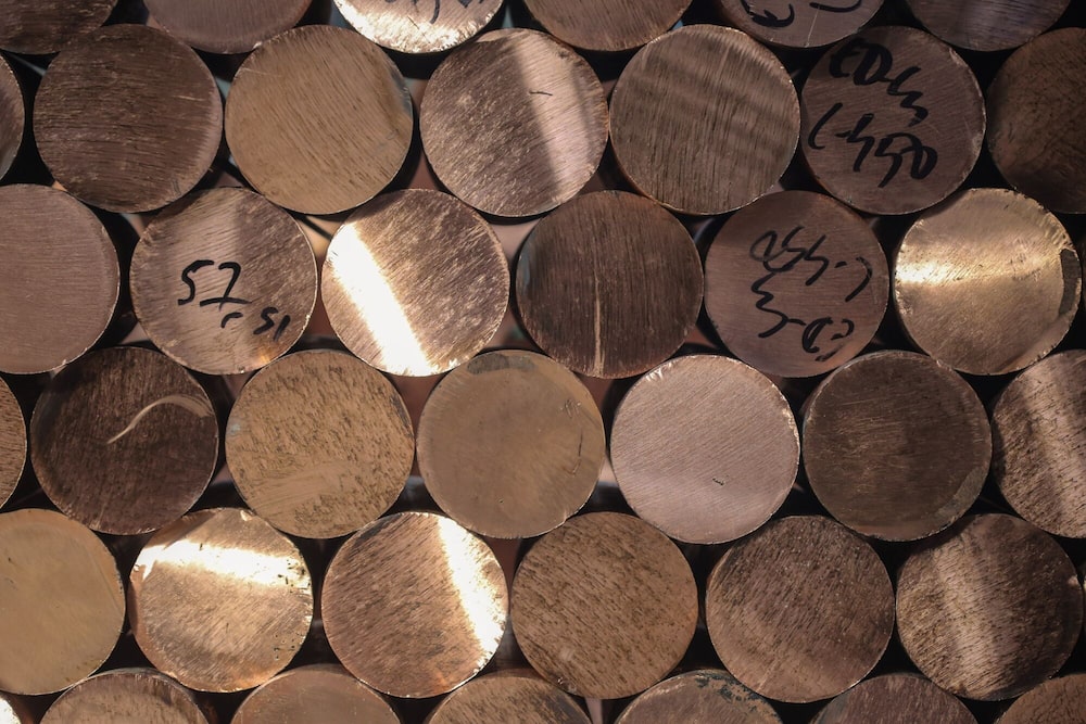 Cilindros de cobre almacenados en una planta industrial. El metal rojo superó los US$13.000 por tonelada en Londres, impulsado por la demanda ligada a energías renovables. Cilindros de cobre almacenados en una planta industrial. El metal rojo superó los US$13.000 por tonelada en Londres, impulsado por la demanda ligada a energías renovables.