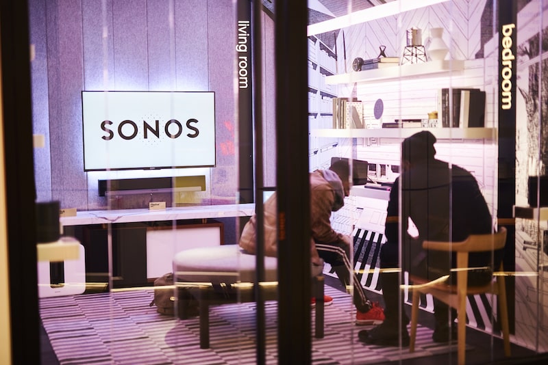 Usuarios observan los productos en una tienda de Sonos en Nueva York. Foto: Gabby Jones/Bloomberg Usuarios observan los productos en una tienda de Sonos en Nueva York. Foto: Gabby Jones/Bloomberg