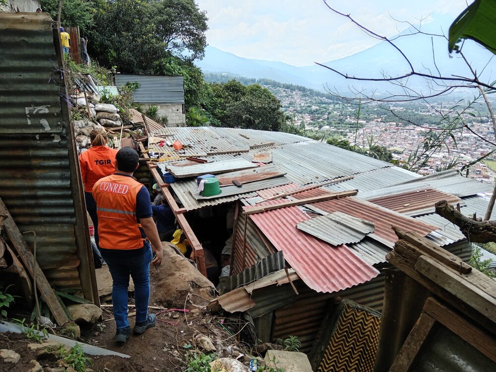 Evaluación de Daños y Análisis de Necesidades (EDAN) en viviendas afectadas por deslizamiento registrado en sector El Papelillo, aldea Vista Hermosa, Jocotenango, Sacatepéquez, el 23 de septiembre de 2025. Evaluación de Daños y Análisis de Necesidades (EDAN) en viviendas afectadas por deslizamiento registrado en sector El Papelillo, aldea Vista Hermosa, Jocotenango, Sacatepéquez, el 23 de septiembre de 2025.