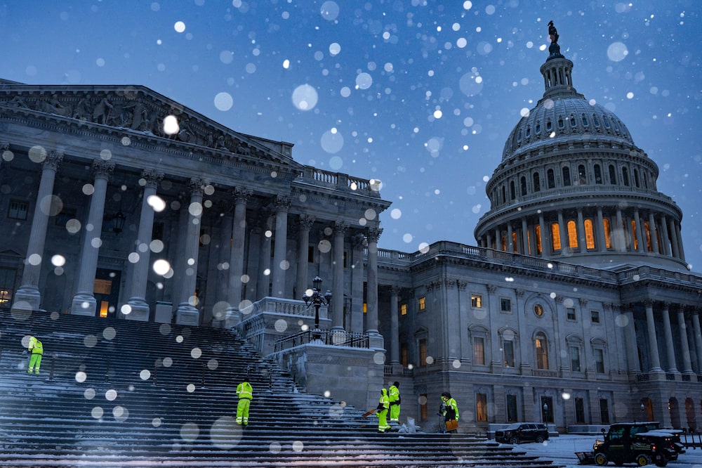 Los trabajadores limpian la nieve de las escaleras del Capitolio de Estados Unidos en Washington, DC, EE. UU., el lunes 6 de enero de 2025. Los trabajadores limpian la nieve de las escaleras del Capitolio de Estados Unidos en Washington, DC, EE. UU., el lunes 6 de enero de 2025.