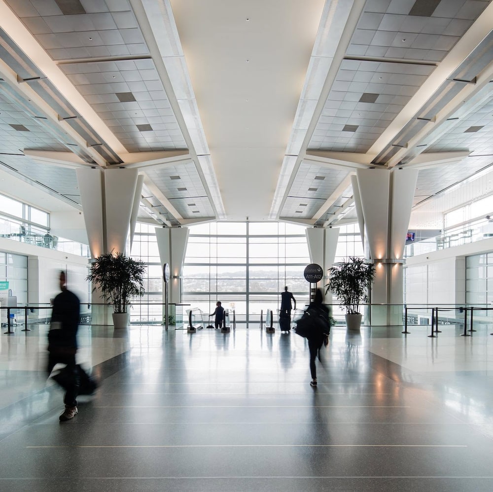 Viajeros en el Aeropuerto Internacional de San Francisco. Viajeros en el Aeropuerto Internacional de San Francisco.