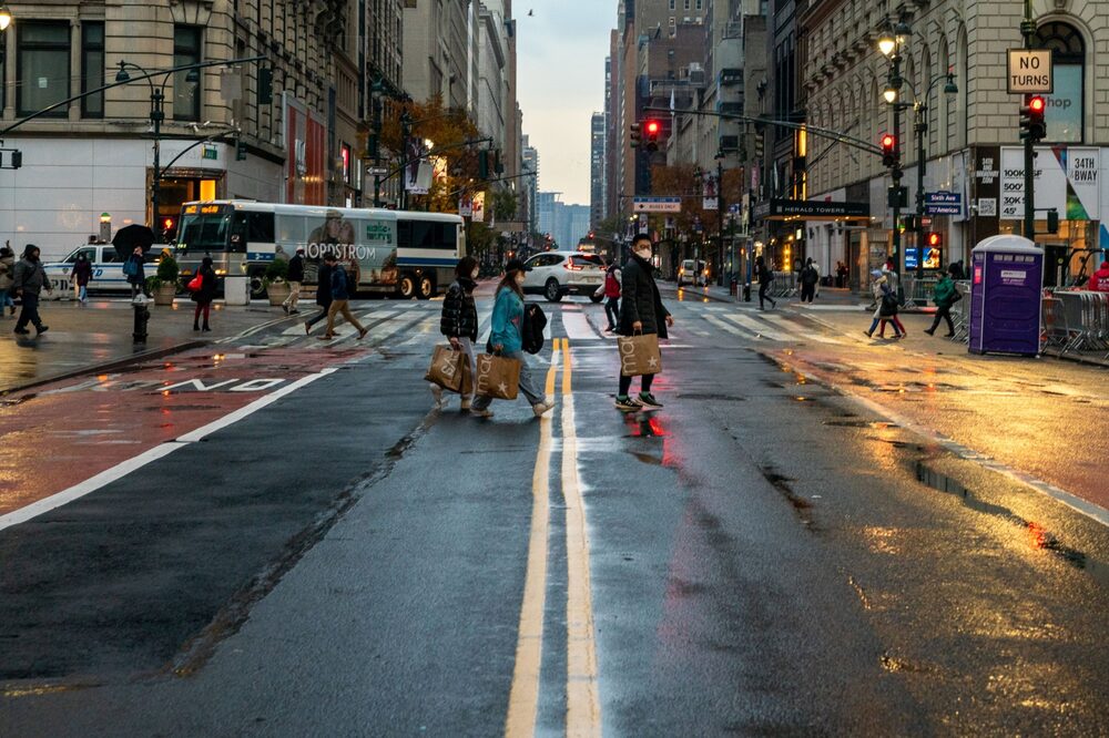 El sorteo de visas busca promover la migración de países que tienen menos flujos migratorios hacia Estados Unidos. En la fotografía: Compradores en Nueva York El sorteo de visas busca promover la migración de países que tienen menos flujos migratorios hacia Estados Unidos. En la fotografía: Compradores en Nueva York