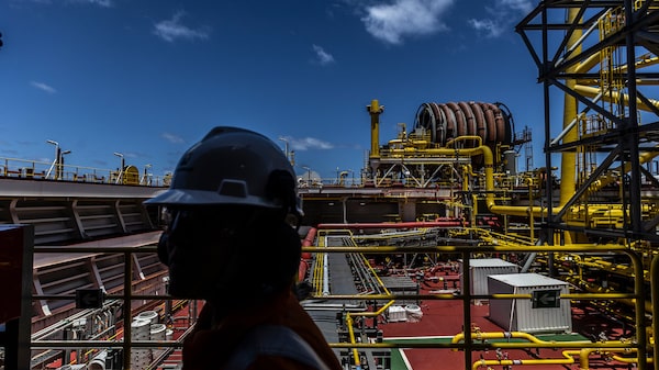 Ibovespa sobe mais de 1% com impulso das ações da Petrobras; dólar cai a R$ 5,19 Ibovespa sobe mais de 1% com impulso das ações da Petrobras; dólar cai a R$ 5,19