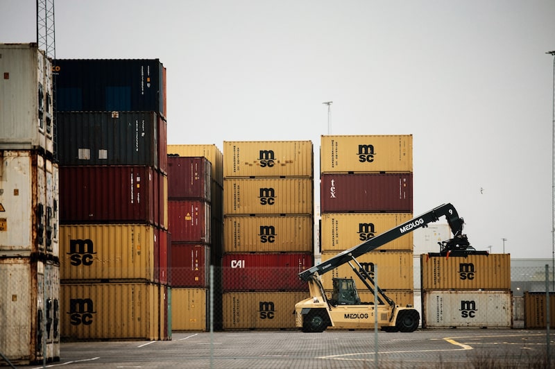 Contenedores apilados en un muelle en Aarhus Havn en Aarhus, Dinamarca. Fotógrafo: Carsten Snejbjerg/Bloomberg. Contenedores apilados en un muelle en Aarhus Havn en Aarhus, Dinamarca. Fotógrafo: Carsten Snejbjerg/Bloomberg.