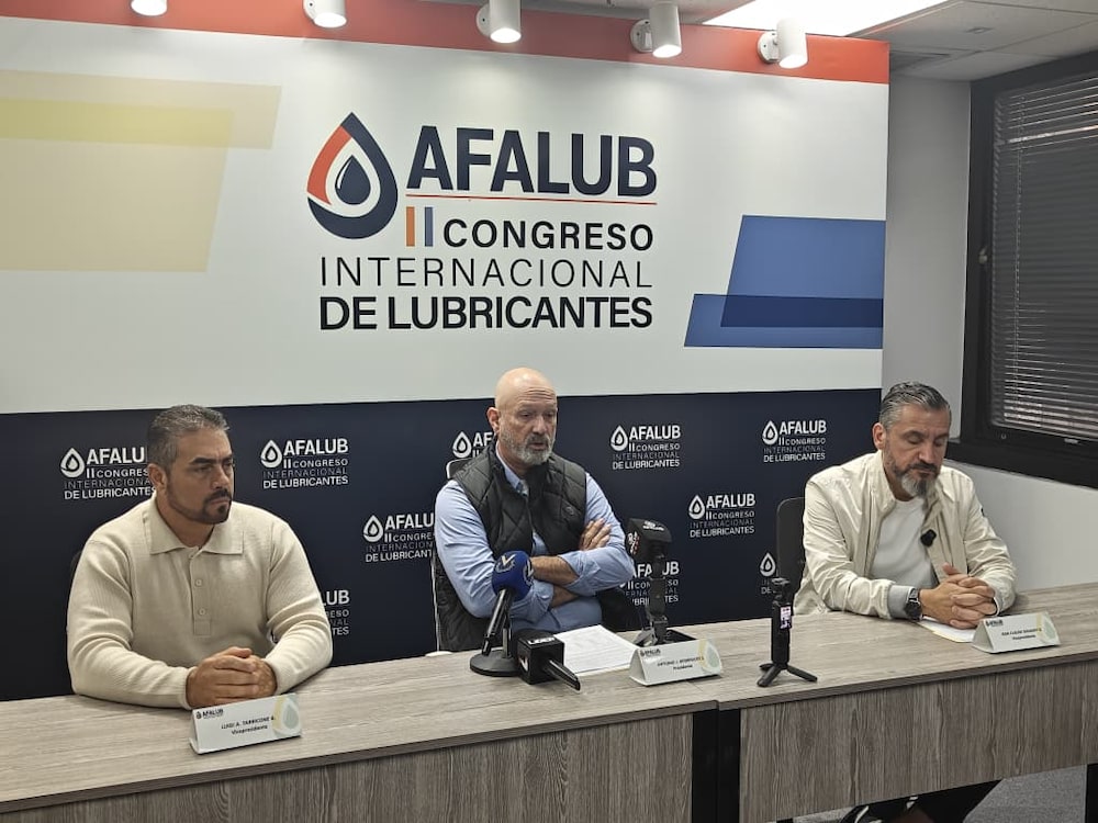 Antonio Rodríguez, Jean Claude Douaihy y Luigi Tarricone, de la Asociación de Fabricantes de Lubricantes y Grasas de Venezuela. Antonio Rodríguez, Jean Claude Douaihy y Luigi Tarricone, de la Asociación de Fabricantes de Lubricantes y Grasas de Venezuela.
