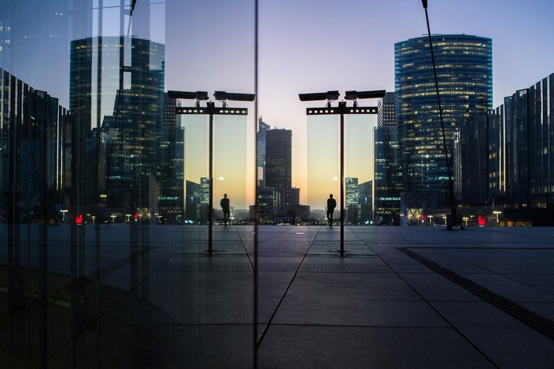 La lentitud en la respuesta de las empresas está llevando a los gobiernos a instaurar cada vez más los requisitos para revelar sus planes de transición cero neta. La lentitud en la respuesta de las empresas está llevando a los gobiernos a instaurar cada vez más los requisitos para revelar sus planes de transición cero neta.