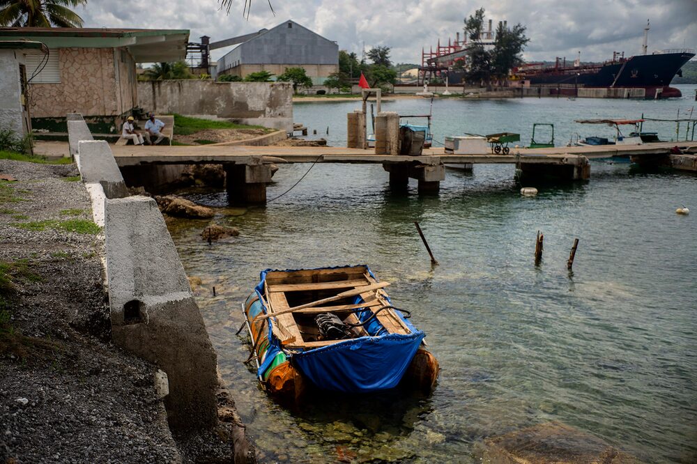 Uma balsa caseira usada na tentativa de travessia de Cuba para a Flórida, apreendida pela Patrulha da Fronteira Cubana, está atracada no porto de Mariel, em Cuba. Uma balsa caseira usada na tentativa de travessia de Cuba para a Flórida, apreendida pela Patrulha da Fronteira Cubana, está atracada no porto de Mariel, em Cuba.