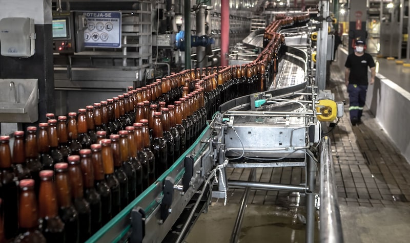 La línea de producción de cerveza en las instalaciones de embotellado de Ambev SA en Sao Paulo, Brasil, el jueves 5 de noviembre de 2020. Ambev, la unidad de Anheuser-Busch InBev que opera en 16 países, entre ellos República Dominicana. La línea de producción de cerveza en las instalaciones de embotellado de Ambev SA en Sao Paulo, Brasil, el jueves 5 de noviembre de 2020. Ambev, la unidad de Anheuser-Busch InBev que opera en 16 países, entre ellos República Dominicana.