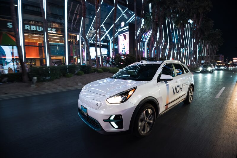 Serviço da Vay permite que os usuários peçam um carro, que é então operado remotamente e entregue ao cliente, que assume o controle para dirigir o veículo para onde deseja ir Serviço da Vay permite que os usuários peçam um carro, que é então operado remotamente e entregue ao cliente, que assume o controle para dirigir o veículo para onde deseja ir