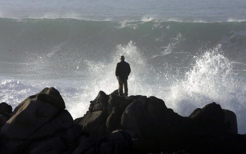 Un hombre observa cómo las grandes olas se estrellan contra las rocas el 7 de febrero de 2006 en Pacific Grove, California. Un hombre observa cómo las grandes olas se estrellan contra las rocas el 7 de febrero de 2006 en Pacific Grove, California.