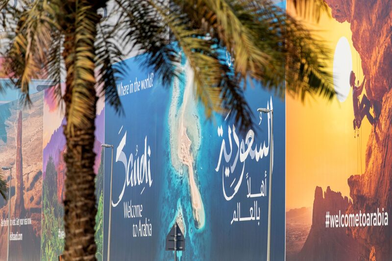 Una valla publicitaria de la oficina de turismo de Arabia Saudí se exhibe a lo largo de la carretera Sheikh Zayed en Dubái, Emiratos Árabes Unidos, el viernes 18 de octubre de 2019. Arabia Saudí, que ya está llevando a cabo una transformación gradual para prepararse para la era post-petróleo, se ha embarcado en un cambio de imagen no menos trascendental con su reciente impulso para atraer a los turistas por primera vez, mostrando su disposición incluso a flexibilizar las normas sobre la forma de vestir de las mujeres extranjeras. Una valla publicitaria de la oficina de turismo de Arabia Saudí se exhibe a lo largo de la carretera Sheikh Zayed en Dubái, Emiratos Árabes Unidos, el viernes 18 de octubre de 2019. Arabia Saudí, que ya está llevando a cabo una transformación gradual para prepararse para la era post-petróleo, se ha embarcado en un cambio de imagen no menos trascendental con su reciente impulso para atraer a los turistas por primera vez, mostrando su disposición incluso a flexibilizar las normas sobre la forma de vestir de las mujeres extranjeras.