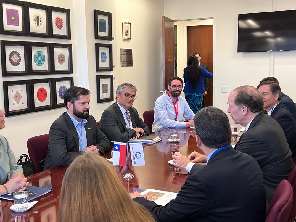 El presidente de Chile, Gabriel Boric, junto al ministro de Hacienda, Mario Marcel, en reunión con el subsecretario de Crecimiento Económico, Energía y Medio Ambiente de EE.UU., José W. Fernández y otras autoridades, el 21 de septiembre de 2022. Foto: Prensa Ministerio de Hacienda. El presidente de Chile, Gabriel Boric, junto al ministro de Hacienda, Mario Marcel, en reunión con el subsecretario de Crecimiento Económico, Energía y Medio Ambiente de EE.UU., José W. Fernández y otras autoridades, el 21 de septiembre de 2022. Foto: Prensa Ministerio de Hacienda.
