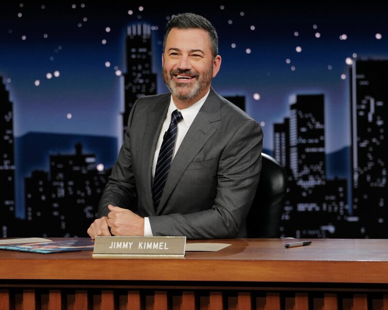 Jimmy Kimmel apresenta o seu talk-show desde 2003, sendo um dos programas do gênero mais longevos da TV norte-americana Jimmy Kimmel apresenta o seu talk-show desde 2003, sendo um dos programas do gênero mais longevos da TV norte-americana