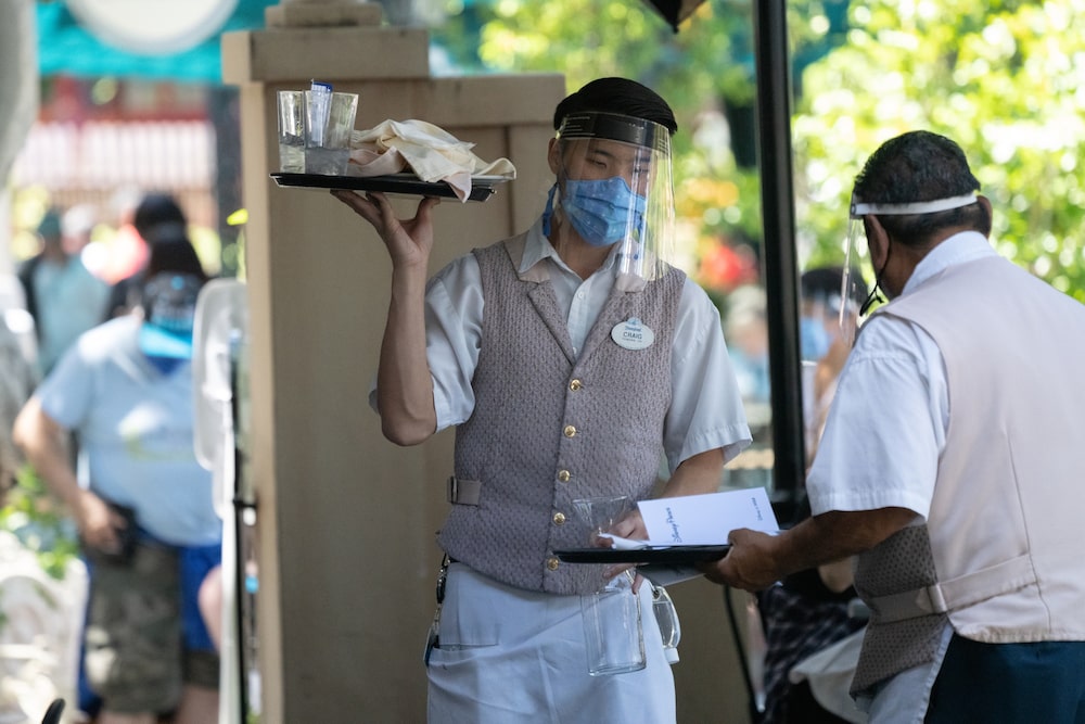 Funcionário da Disney usa proteção contra a covid-19 (Fonte: Bing Guan/Bloomberg) Funcionário da Disney usa proteção contra a covid-19 (Fonte: Bing Guan/Bloomberg)