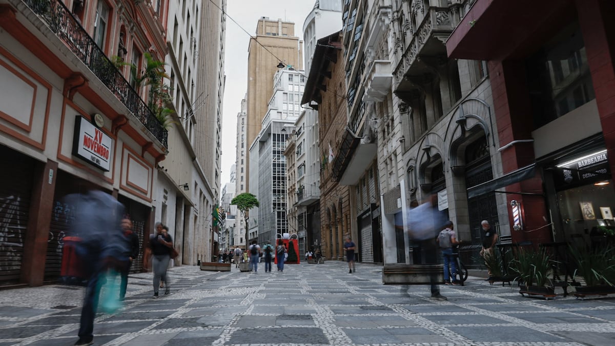 Pedestrians walk through the financial district in Sao Paulo. Photographer: Tuane Fernandes/Bloomberg