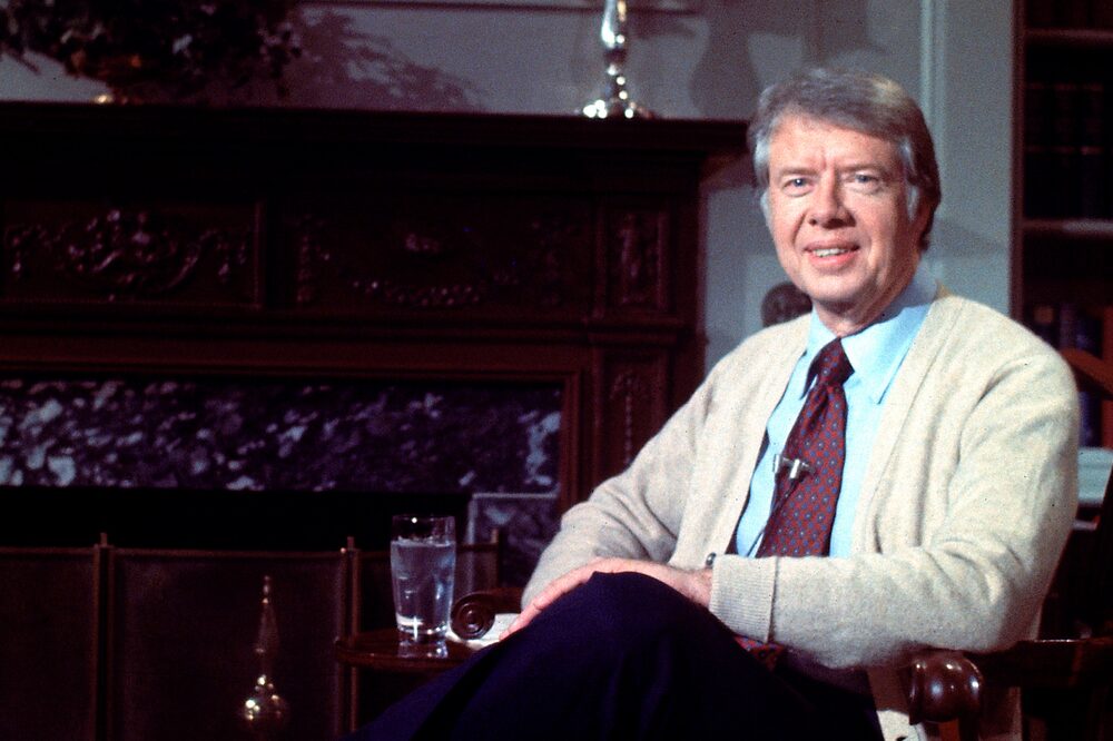 Carter sentado en la biblioteca de la Casa Blanca para la primera de sus charlas en la chimenea en 1977. Fotógrafo: Dirck Halstead/Getty Images Carter sentado en la biblioteca de la Casa Blanca para la primera de sus charlas en la chimenea en 1977. Fotógrafo: Dirck Halstead/Getty Images
