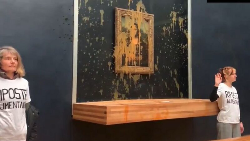 Mona Lisa es salpicada de sopa por activistas medioambientales Mona Lisa es salpicada de sopa por activistas medioambientales